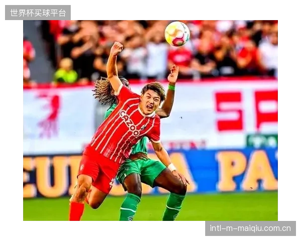 堂安律在弗赖堡的右路内切攻击模式,为日本队前场提供了宝贵的战术多样性。 堂安律在弗赖堡的右路内切攻击模式,为日本队前场提供了宝贵的战术多样性。